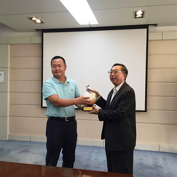 歌爾股份副董事長(zhǎng)、總裁姜龍先生與奇美許春華董事長(zhǎng)互贈(zèng)禮品