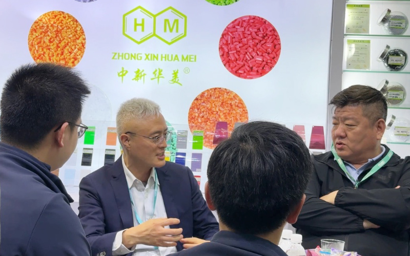 展會現(xiàn)場與奇美領(lǐng)導同事交流