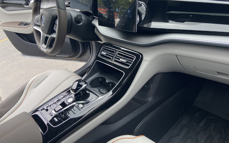又黑又亮的汽車裝飾板用的是什么塑料？