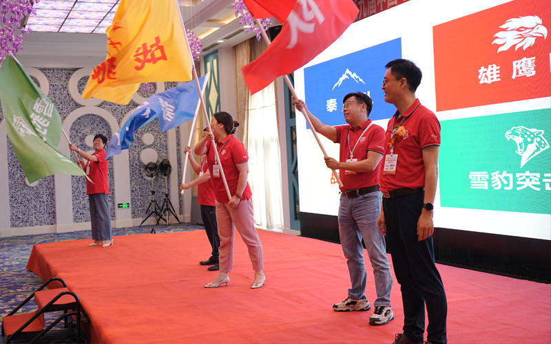 第九屆牛商爭(zhēng)霸賽山東戰(zhàn)區(qū)指導(dǎo)員、山東牛商匯會(huì)長(zhǎng)、青島中新華美總經(jīng)理王東先生為山東戰(zhàn)區(qū)各戰(zhàn)隊(duì)授戰(zhàn)旗