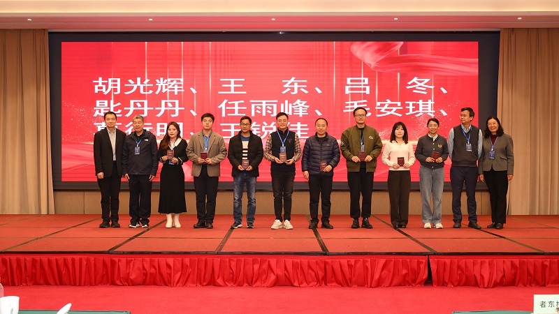 青島中新華美塑料有限公司總經(jīng)理王東等三人被聘請為副主任委員和委員。
