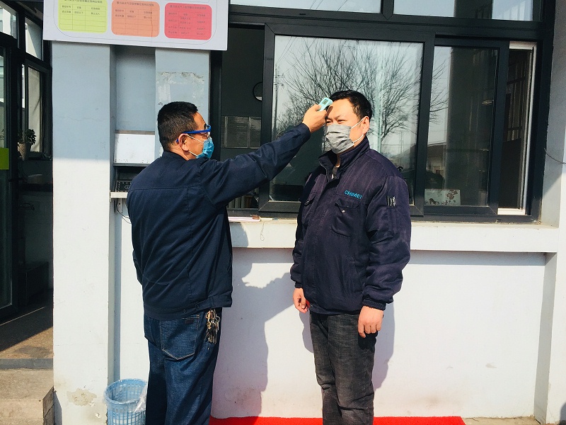 進(jìn)入公司人員進(jìn)行嚴(yán)密測(cè)溫、消毒