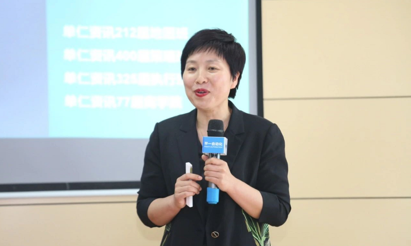 （青島牛商匯執(zhí)行會(huì)長(zhǎng)、諸城市宏利圣得環(huán)?？萍加邢薰究偨?jīng)理-李秀梅做分享）