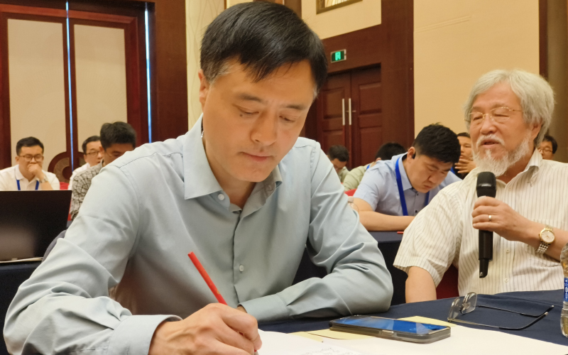 《塑料工業(yè)》理事會(huì)副理事長、第10屆編委會(huì)編委、青島中新華美總經(jīng)理王東