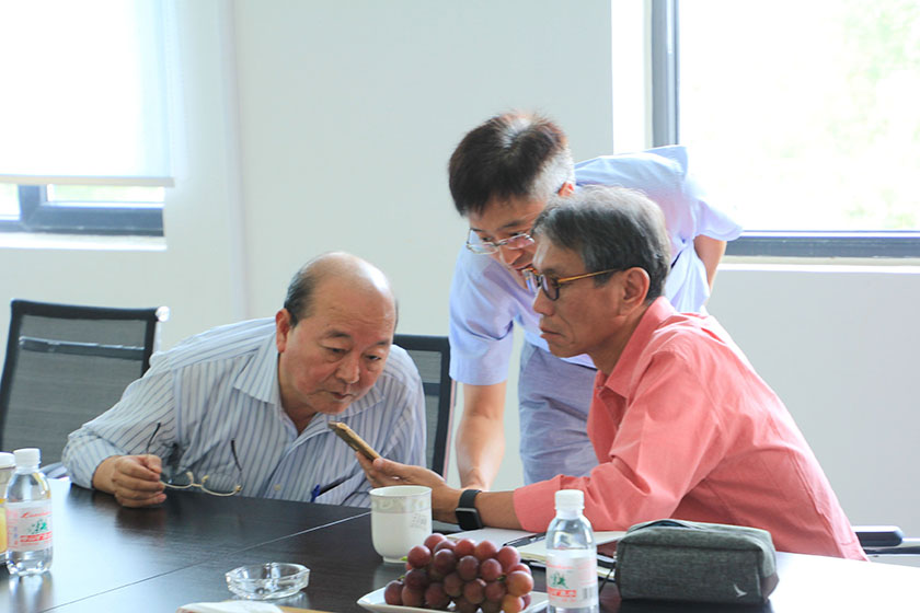公司副董事長(zhǎng)、臺(tái)灣奇美研發(fā)總處薛東弼副總經(jīng)理做技術(shù)指導(dǎo)
